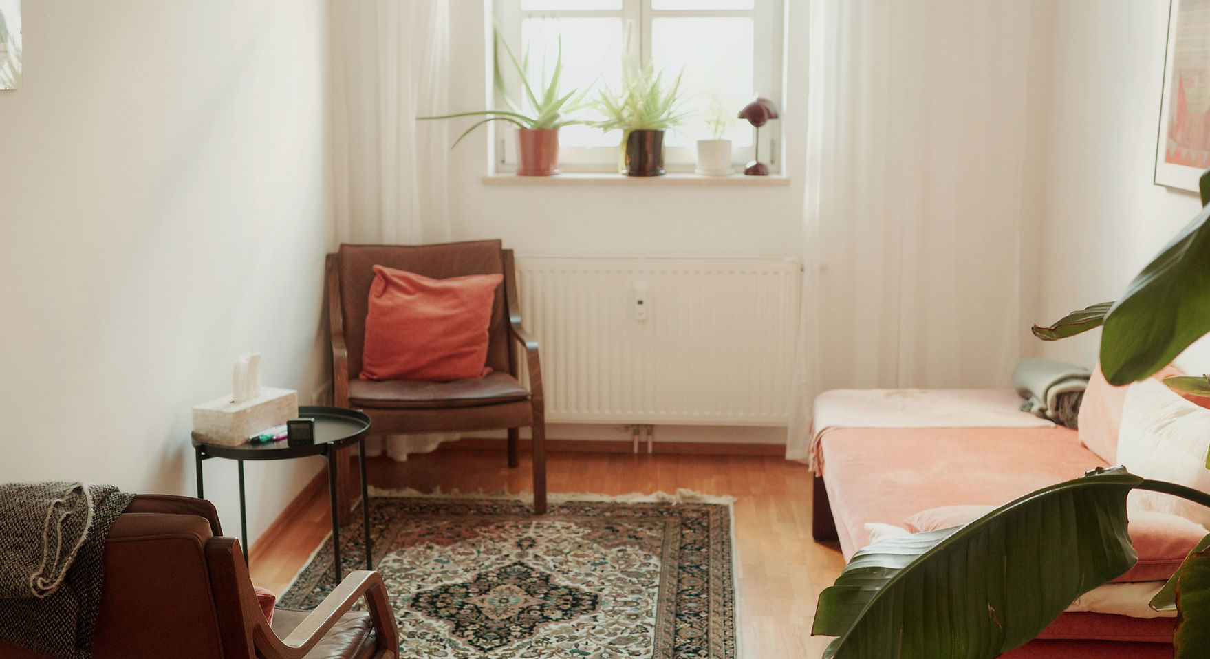 Heller, ruhiger Praxisraum für Psychotherapie